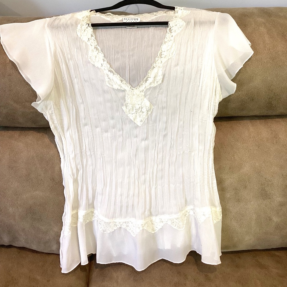 Allison Taylor 1x sleeveless White lace cap sleeve